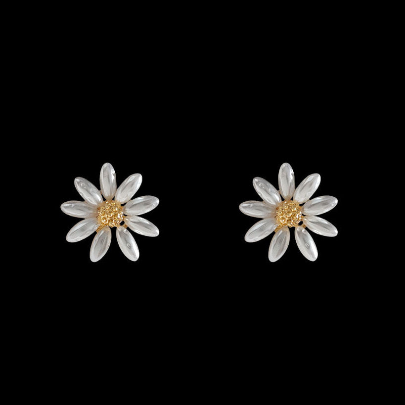 Summer Fresh Daisy Small Pearl Earrings Fashion Commuter All-match Flowers High-end Sense Elegant Elegant Elegant Earrings for Women