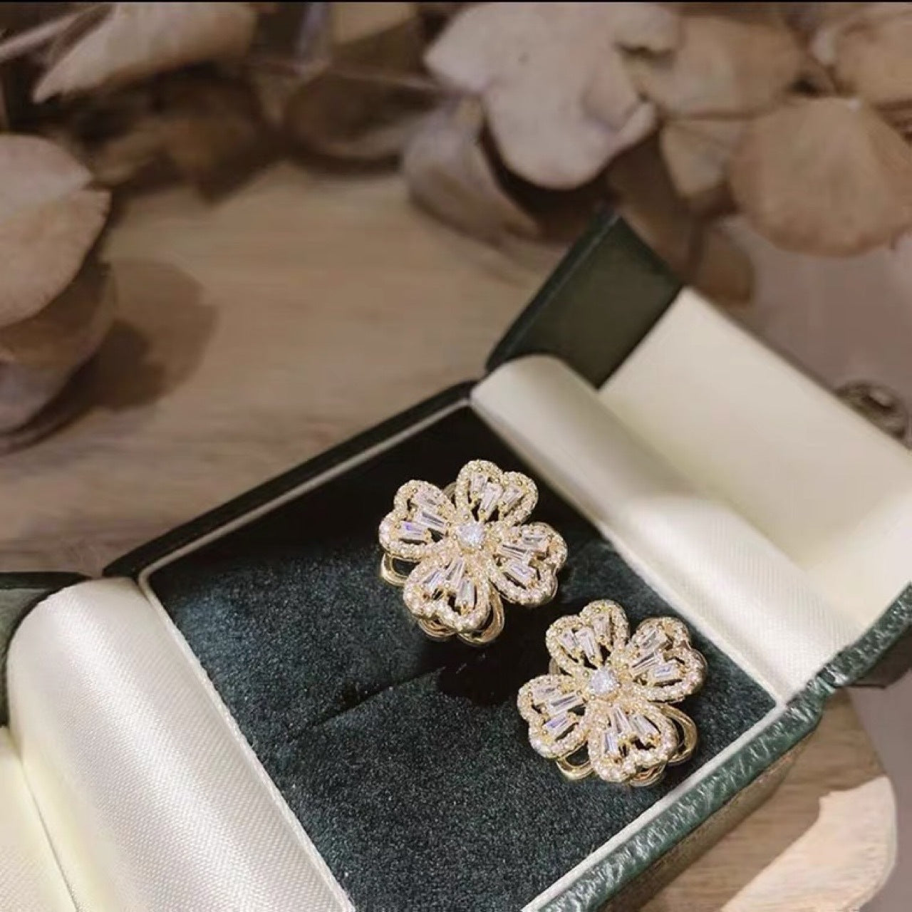 2022 Autumn Rotating Four-Leaf Clover Earrings Light Luxury Fashion Creative Casual Easiest for Match Personalized Rotatable Earrings for Women