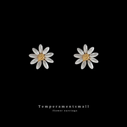 Summer Fresh Daisy Small Pearl Earrings Fashion Commuter All-match Flowers High-end Sense Elegant Elegant Elegant Earrings for Women