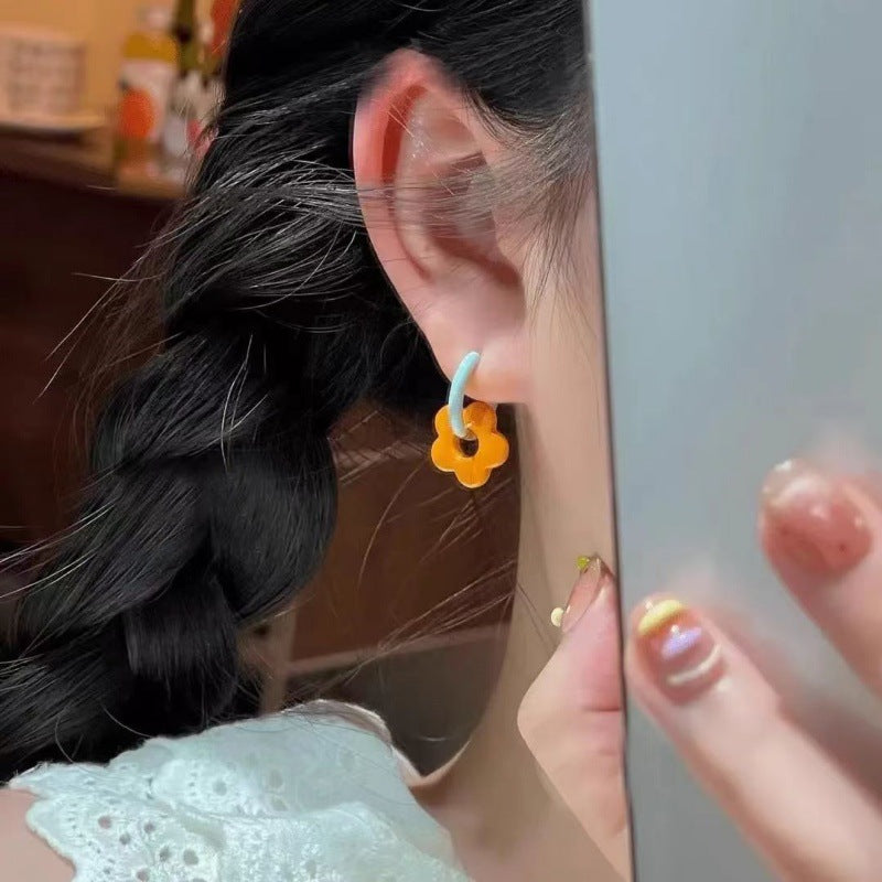 Dopamine Color-Blocking Flower Earrings for Women, Fresh Blue and Orange Enamel Small Flower Ear Clips, Cute and Energetic Girl Earrings Wholesale