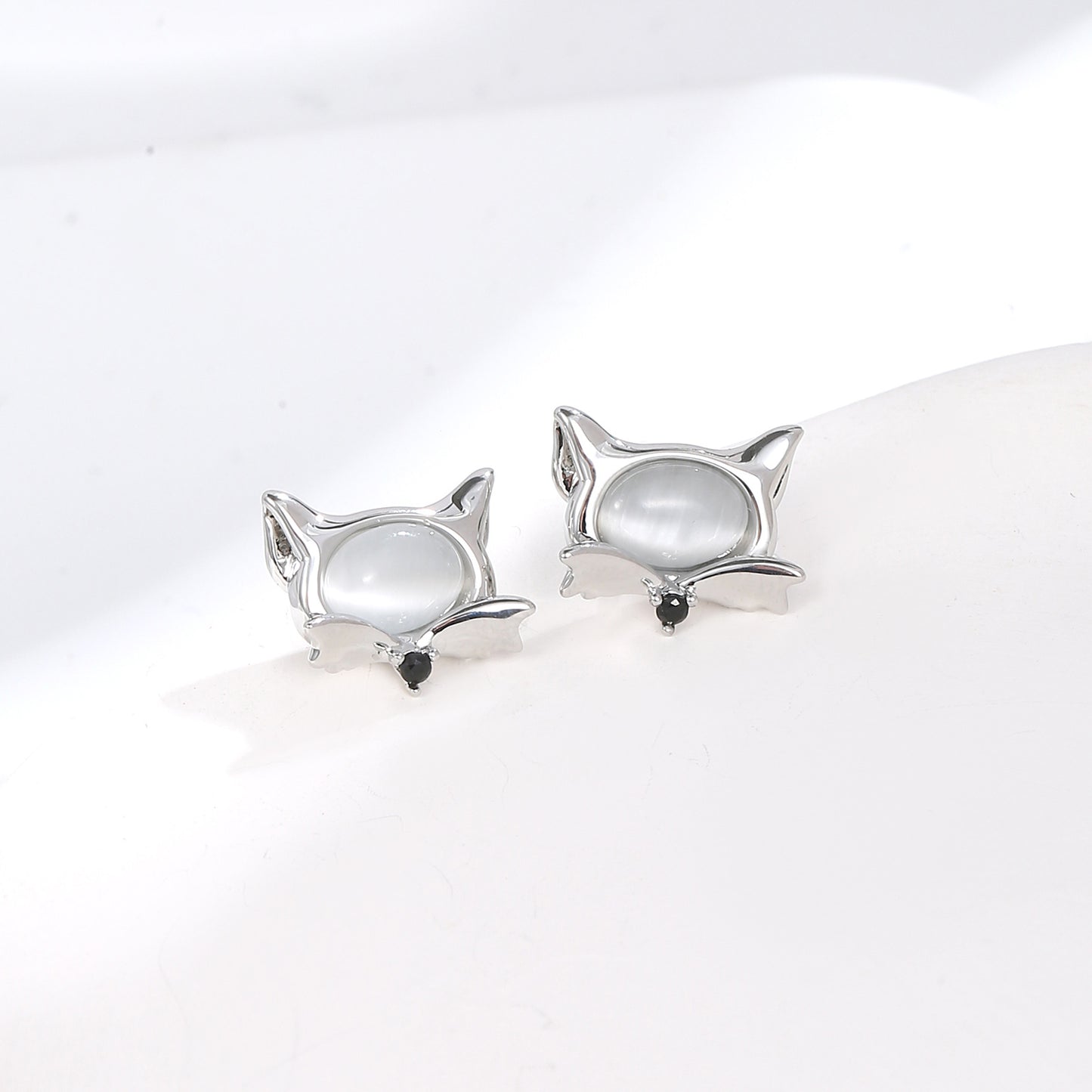 Cute Little Fox White Cat's Eye Stone Earrings 925 Silver Needle Fashion Elegant Earrings Niche High-end Women's Earrings