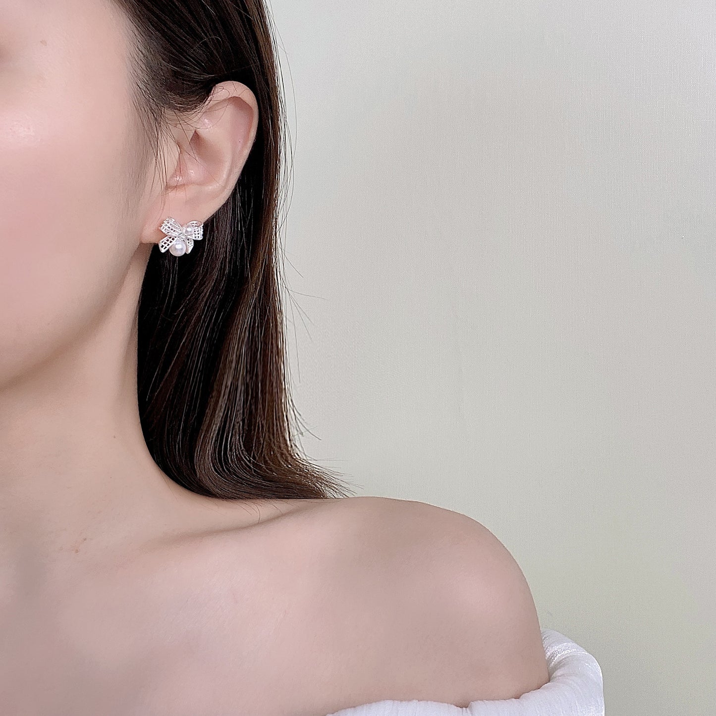 Hollow Bow Silver-Plated Pearl Earrings, Fashionable Elegant Earrings, 925 Sterling Silver Needle Earrings, Accessible Luxury and High-End Sense for Women