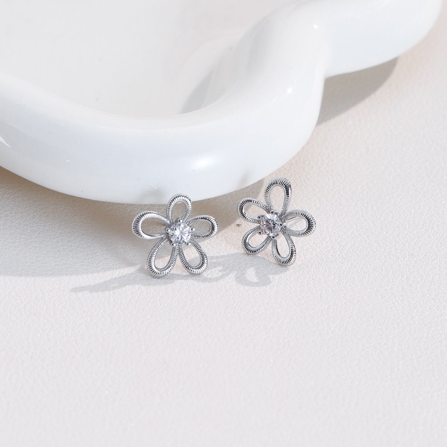 Minimalist Hollow Asymmetrical Three-Dimensional Flower Stud Earrings Fashion Temperament Earrings 925 Sterling Silver Needle Earrings High-End Feel