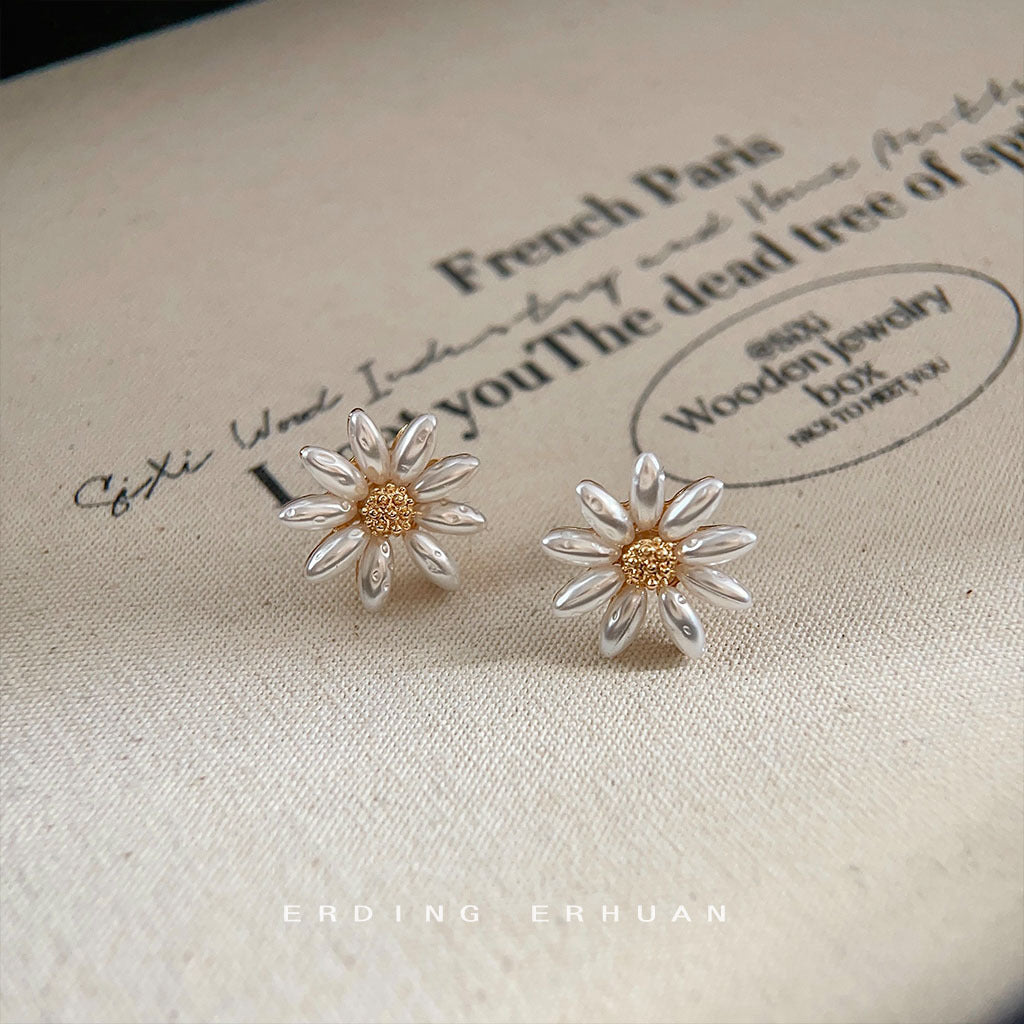 Summer Fresh Daisy Small Pearl Earrings Fashion Commuter All-match Flowers High-end Sense Elegant Elegant Elegant Earrings for Women