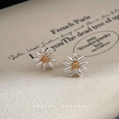 Summer Fresh Daisy Small Pearl Earrings Fashion Commuter All-match Flowers High-end Sense Elegant Elegant Elegant Earrings for Women