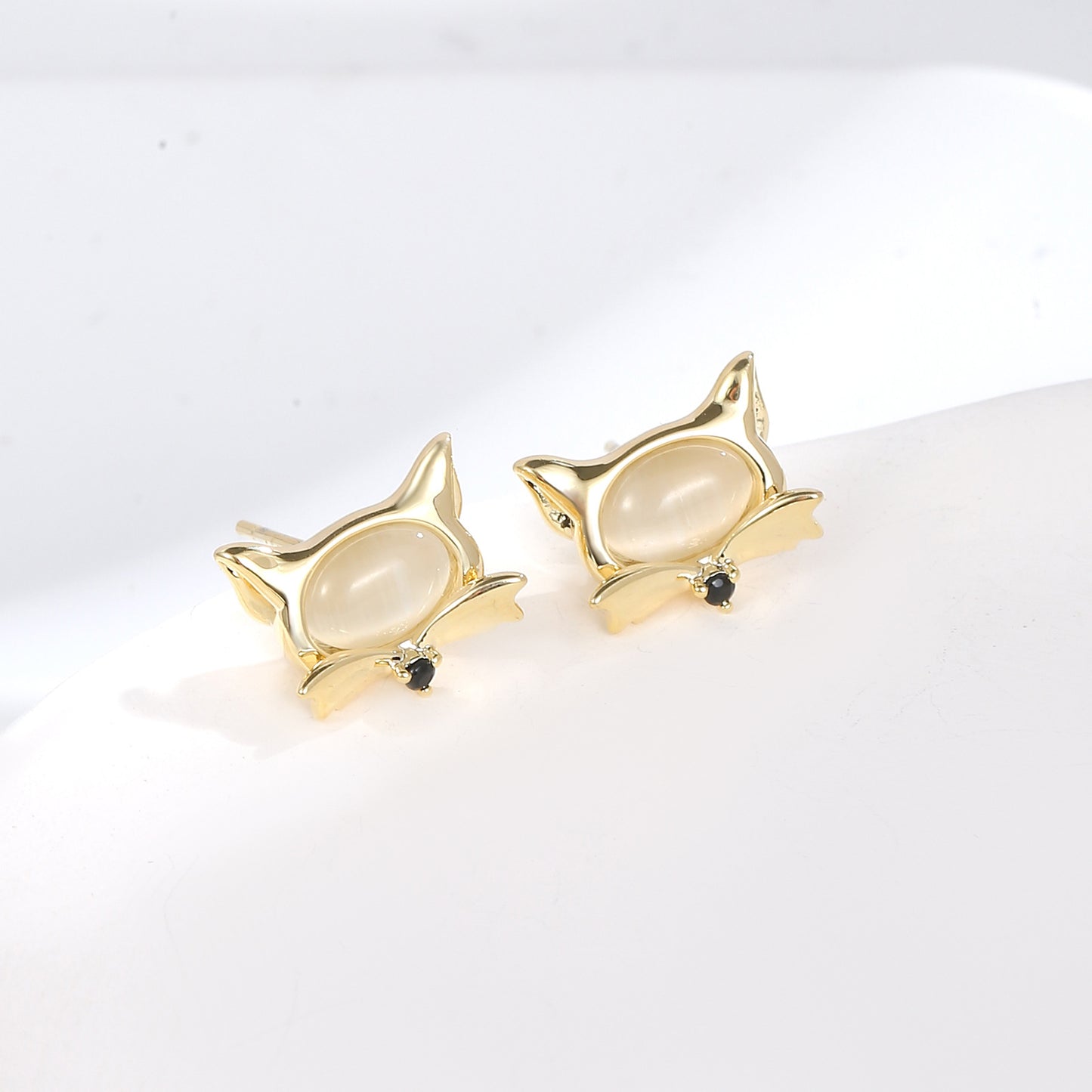Cute Little Fox White Cat's Eye Stone Earrings 925 Silver Needle Fashion Elegant Earrings Niche High-end Women's Earrings