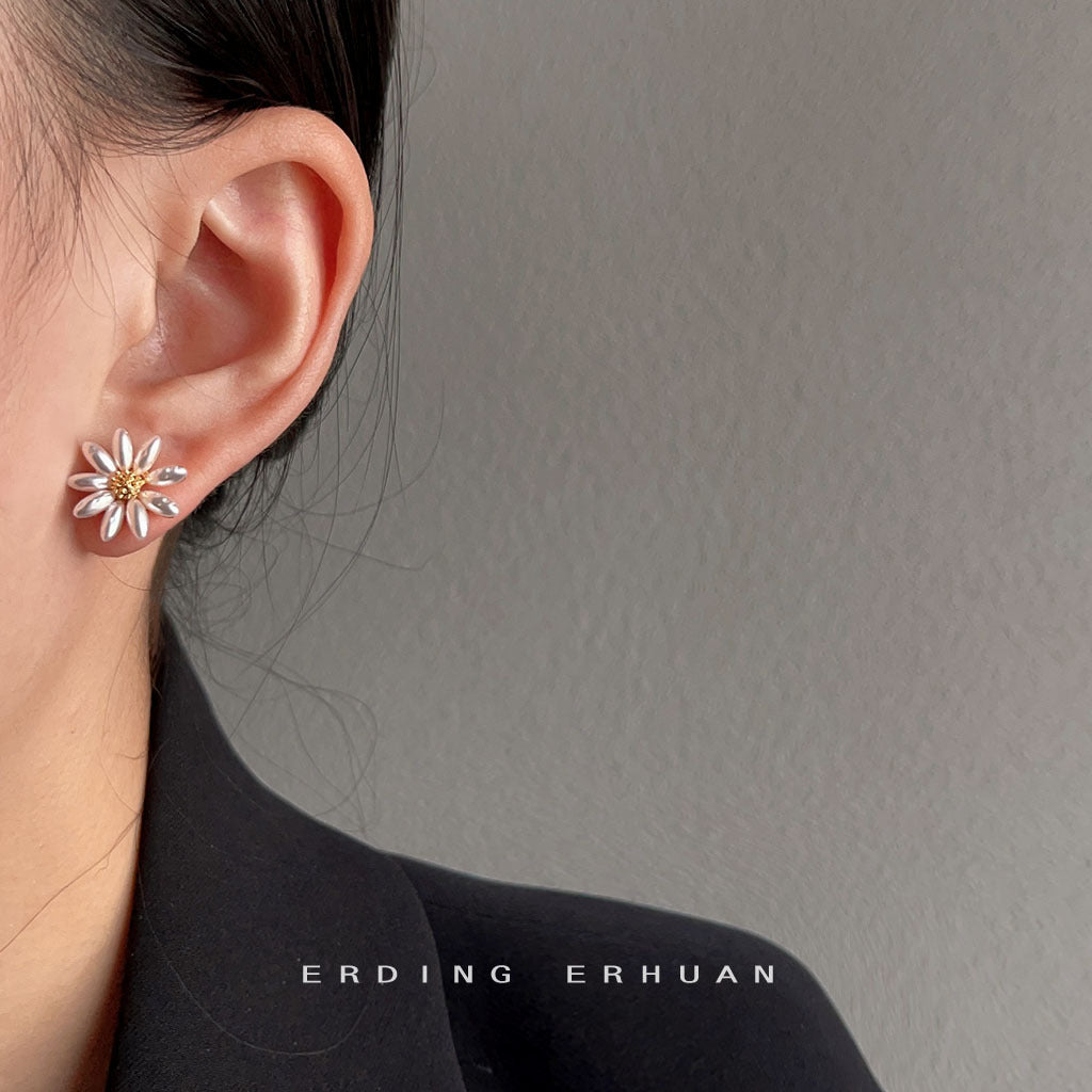 Summer Fresh Daisy Small Pearl Earrings Fashion Commuter All-match Flowers High-end Sense Elegant Elegant Elegant Earrings for Women