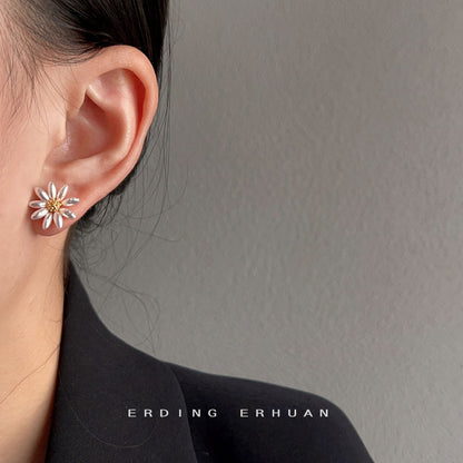 Summer Fresh Daisy Small Pearl Earrings Fashion Commuter All-match Flowers High-end Sense Elegant Elegant Elegant Earrings for Women