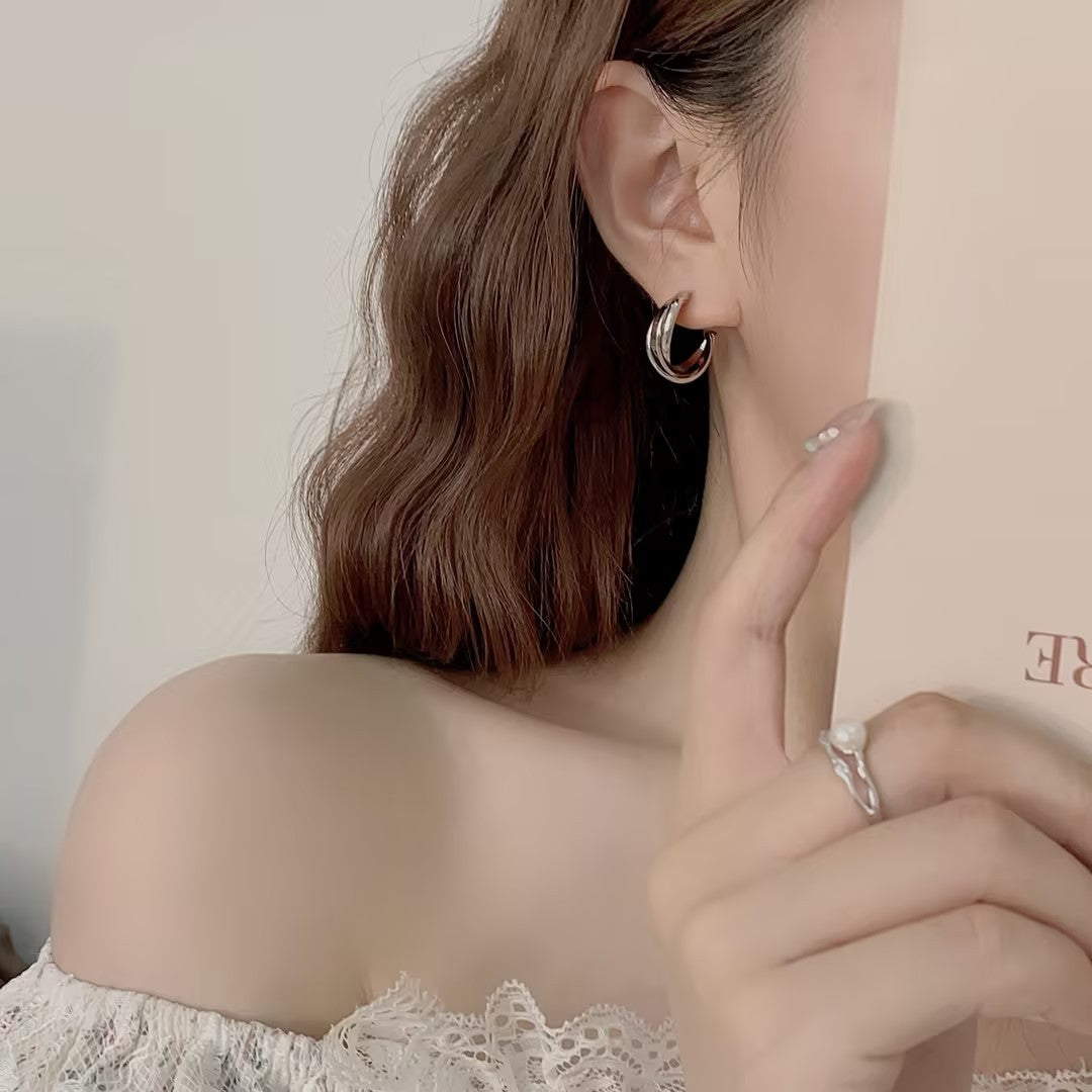 Simple Metal Earrings 925 Sterling Silver High-end Sense Niche Twist Fashion Earrings Light Luxury Niche Earrings Women's Silver Pin
