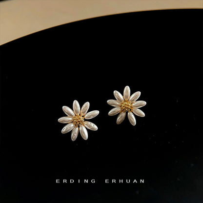 Summer Fresh Daisy Small Pearl Earrings Fashion Commuter All-match Flowers High-end Sense Elegant Elegant Elegant Earrings for Women