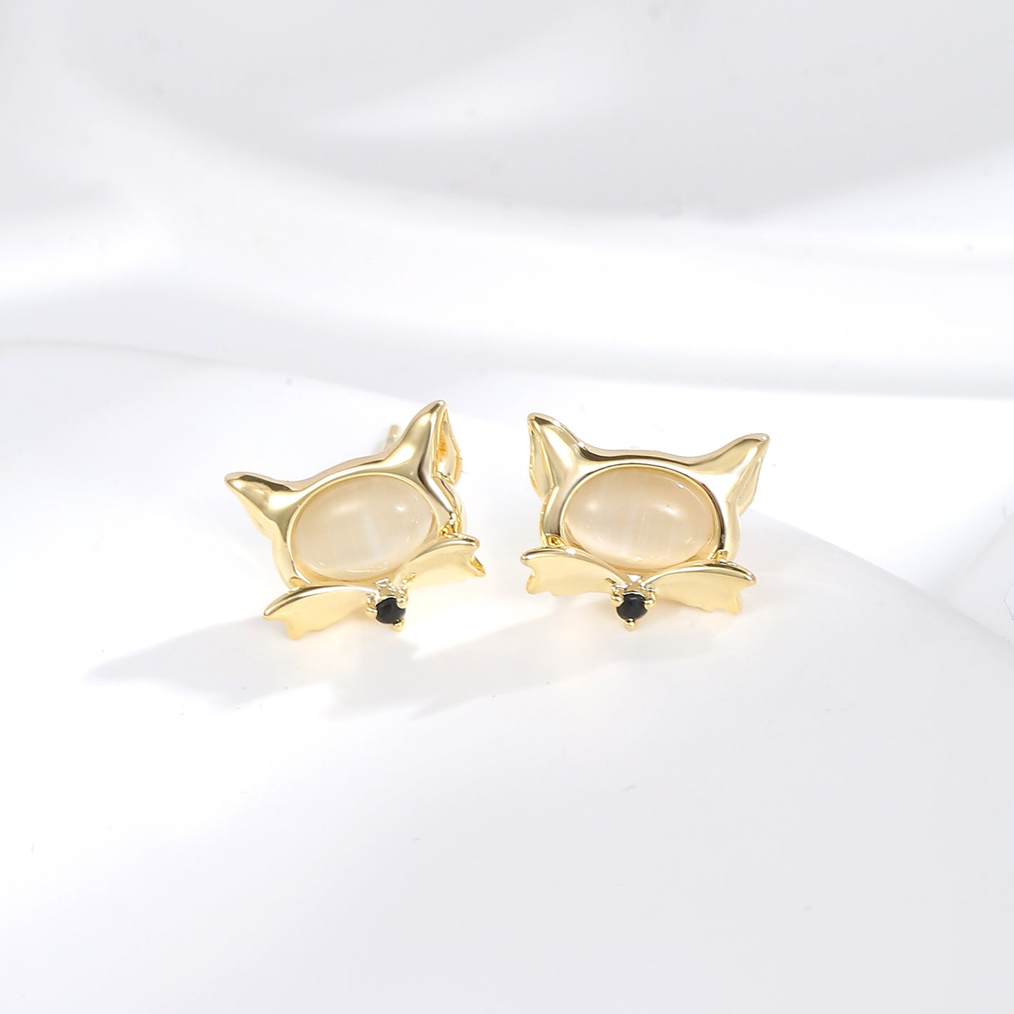 Cute Little Fox White Cat's Eye Stone Earrings 925 Silver Needle Fashion Elegant Earrings Niche High-end Women's Earrings