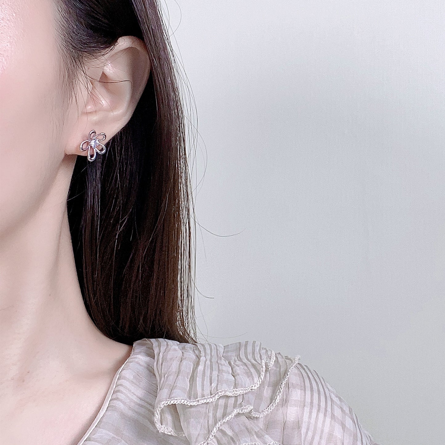 Minimalist Hollow Asymmetrical Three-Dimensional Flower Stud Earrings Fashion Temperament Earrings 925 Sterling Silver Needle Earrings High-End Feel