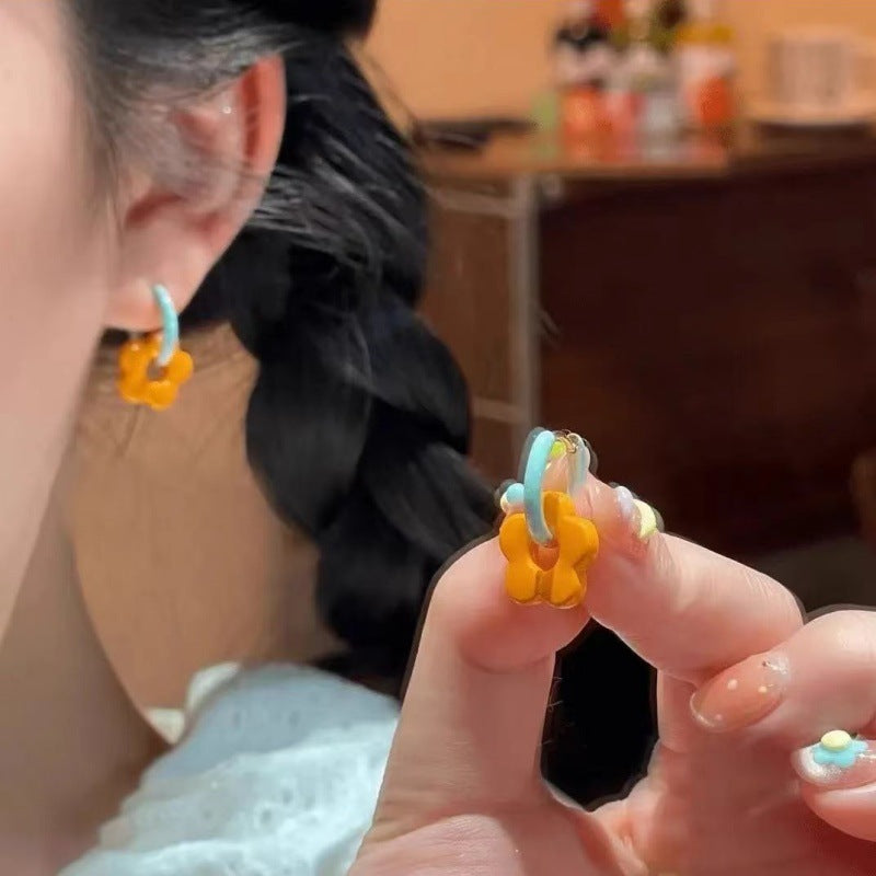 Dopamine Color-Blocking Flower Earrings for Women, Fresh Blue and Orange Enamel Small Flower Ear Clips, Cute and Energetic Girl Earrings Wholesale