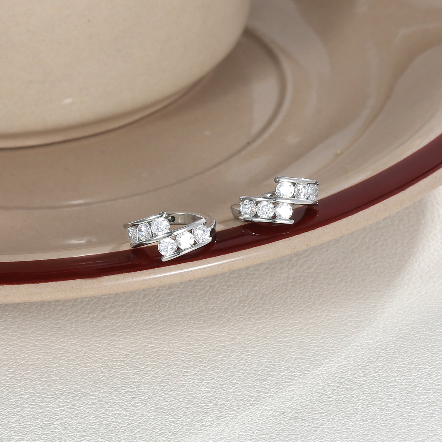 Small and exquisite simple round zircon earrings fashion OL earrings niche high-end sense ladies earrings temperament wholesale